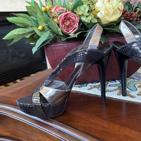 GUESS Genuine Leather Black Metallic Pewter Snakeskin Slingback Platform Heels - Picture 9 of 15